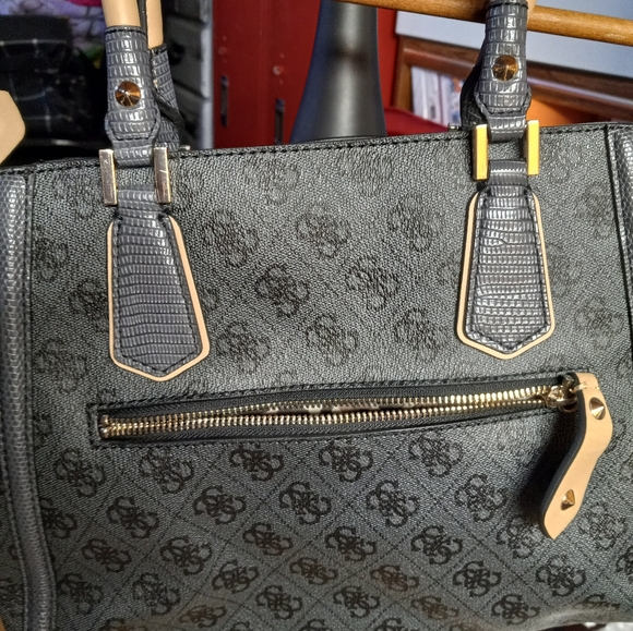 Guess purse - Picture 5 of 5